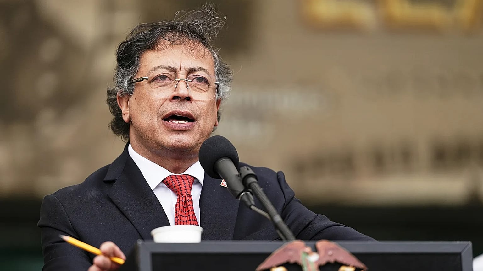 El presidente de Colombia, Gustavo Petro, pronuncia un discurso durante una ceremonia militar en Bogotá, Colombia, el viernes 6 de junio de 2025. (Foto AP/Ivan Valencia)
