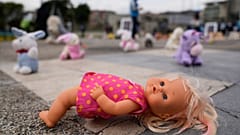 Colocan juguetes frente a la Fiscalía en un acto simbólico para llamar la atención sobre el abuso sexual infantil en Bogotá, Colombia, el 20 de noviembre de 2025
