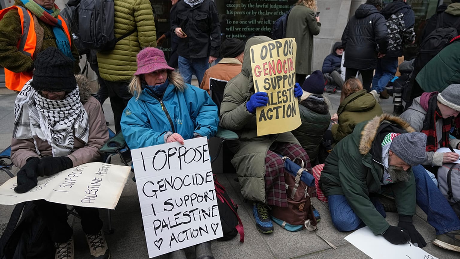 يحمل المتظاهرون لافتات خارج وزارة العدل خلال مظاهرة لحركة فلسطين في لندن، الخميس 20 نوفمبر/تشرين الثاني 2025.