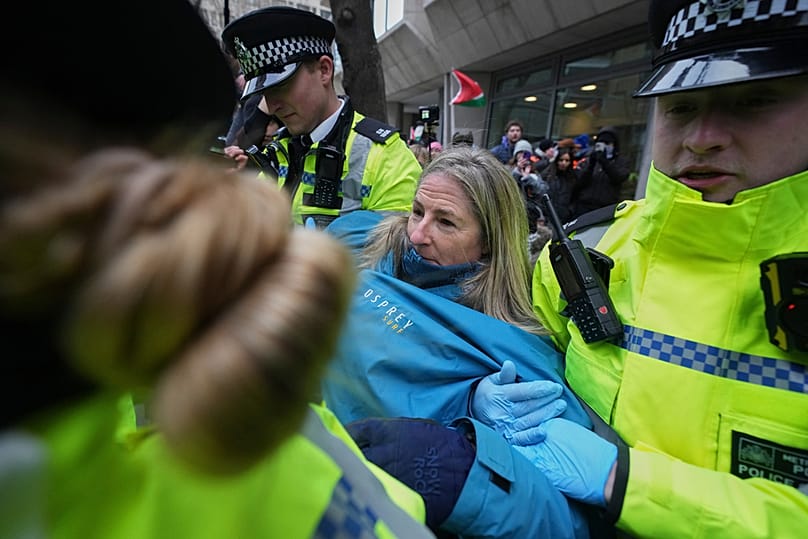 اعتقلت الشرطة متظاهرًا خارج وزارة العدل خلال مظاهرة لحركة فلسطين في لندن، الخميس 20 نوفمبر/تشرين الثاني 2025. 