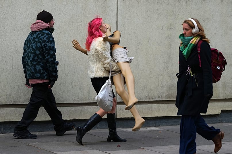 امرأة تحمل دمية لحضور مظاهرة من أجل فلسطين في لندن، الخميس 20 نوفمبر/تشرين الثاني 2025. 