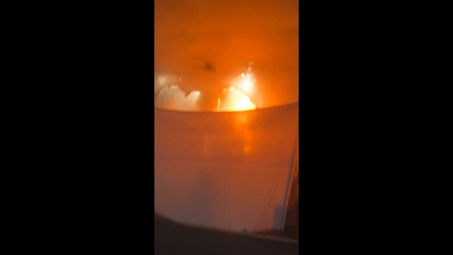 Les agents de sécurité forment une chaîne humaine dans l'enceinte de la COP30, la conférence de l'ONU sur le climat, après qu'un incendie a été signalé jeudi