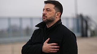 الرئيس الأوكراني فولوديمير زيلينسكي يستمع إلى النشيد الوطني لدى وصوله إلى قاعدة فيلاكوبلاي الجوية بالقرب من باريس، يوم الاثنين 17 نوفمبر/تشرين الثاني 2025. 