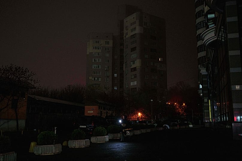  امرأة تحمل مصباحًا يدويًا تسير في أحد الشوارع أثناء انقطاع التيار الكهربائي في كييف، أوكرانيا، الخميس 20 نوفمبر/تشرين الثاني 2025.