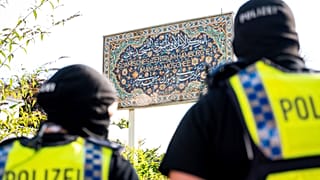 Polizisten während der Razzia des Islamischen Zentrums Hamburg, 24. July 2024