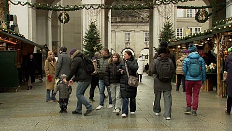 Mercatino di Natale nella Residenzplatz di Salisburgo 