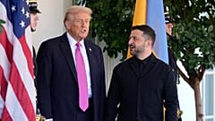 الرئيس دونالد ترامب، على اليسار، يحيّي الرئيس الأوكراني فولوديمير زيلينسكي في البيت الأبيض، يوم الجمعة، 17 أكتوبر 2025، في واشنطن. (تصوير: أسوشيتد برس / أليكس براندون)