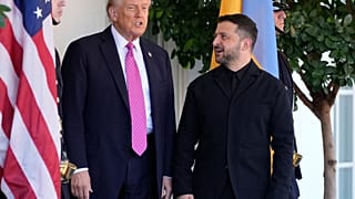 الرئيس دونالد ترامب (يسار) يرحب بالرئيس الأوكراني فولوديمير زيلينسكي في البيت الأبيض، يوم الجمعة 17 أكتوبر 2025، في واشنطن. (تصوير: أسوشيتد برس / أليكس براندون)