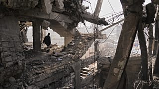 الفلسطينيون يتفقدون الركام بعد يوم من غارة إسرائيلية استهدفت مبنى في مدينة غزة، الخميس 20 تشرين الثاني/نوفمبر 2025. 