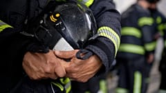 Bombeiros reúnem-se em frente a um edifício onde decorre uma reunião do Conselho de Ministros em Lisboa, num protesto por melhores salários e condições de trabalho, terça-feir