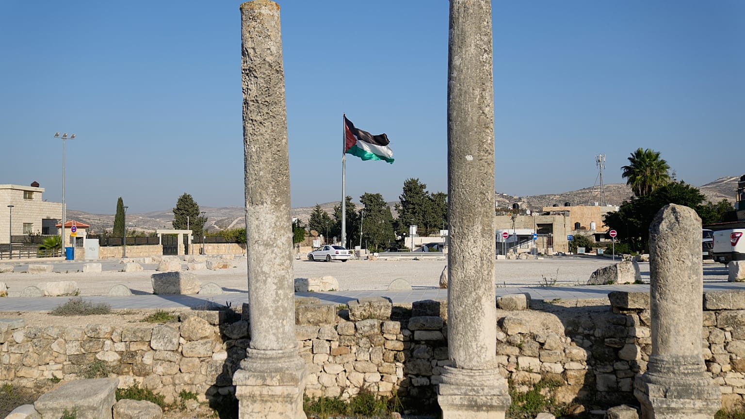 Batı Şeria'nın Sebastia kasabasındaki arkeolojik sit alanı üzerinde Filistin bayrağı dalgalanıyor, 20 Kasım 2025.