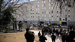 Visite du président français Emmanuel Macron le 19 mars 2024 dans le quartier de La Castellane à Marseille