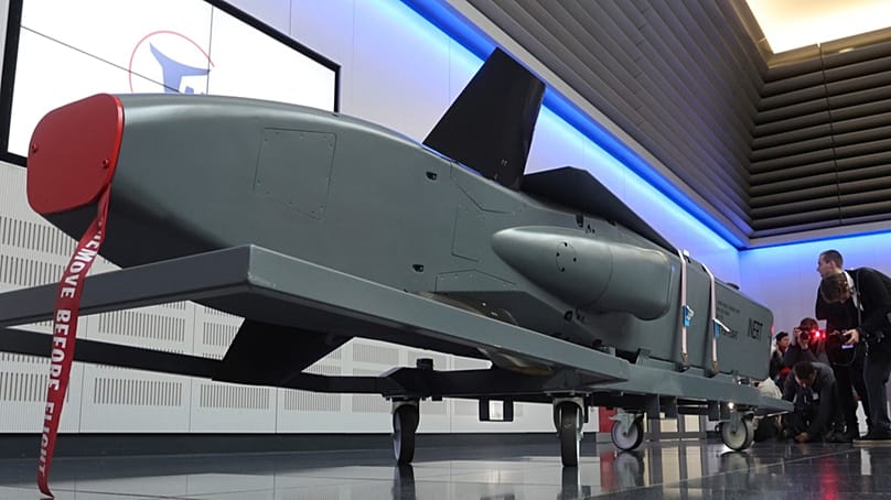 Ein Taurus KEPD 350 Marschflugkörper während eines Besuchs des bayerischen Ministerpräsidenten Markus Söder, 5. März 2024