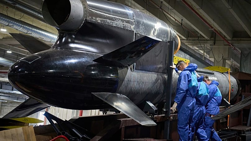 Arbeiter vor einer Flamingo-Marschflugrakete in der Fabrik von Fire Point in der Ukraine, 18. August 2025