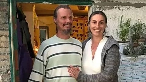 Anglo-australisches Familienpaar in den Wäldern der Toskana