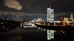 Avrupa Merkez Bankası, Almanya'nın Frankfurt kentindeki Main Nehri'nin sularına yansıyor. 20 Kasım 2025.