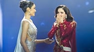 Meksika Güzeli Fatima Bosch (sağda), Bangkok'un kuzeyindeki Nonthaburi'de Miss Universe 2025'i kazandıktan sonra Tayland Güzeli Praveenar Singh'in yanında seviniyor
