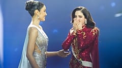 Meksika Güzeli Fatima Bosch (sağda), Bangkok'un kuzeyindeki Nonthaburi'de Miss Universe 2025'i kazandıktan sonra Tayland Güzeli Praveenar Singh'in yanında seviniyor