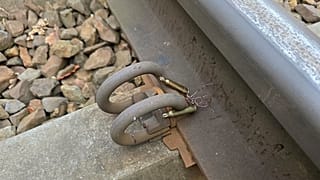 Naboje do karabinu przytwierdzone do torów kolejowych pod Ostrowcem Wielkopolskim.