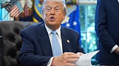 الرئيس دونالد ترامب يتحدث خلال اجتماع مع فريق العمل بالبيت الأبيض الخاص بكأس العالم FIFA 2026 في المكتب البيضاوي بالبيت الأبيض، يوم الاثنين 17 نوفمبر 2025، في واشنطن.