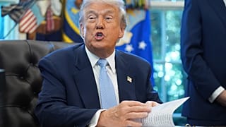 الرئيس دونالد ترامب يتحدث خلال اجتماع مع فريق العمل بالبيت الأبيض الخاص بكأس العالم FIFA 2026 في المكتب البيضاوي بالبيت الأبيض، يوم الاثنين 17 نوفمبر 2025، في واشنطن.