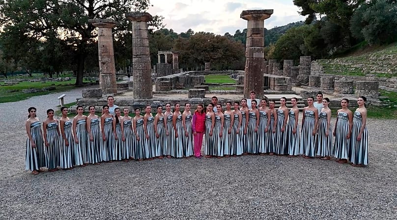 Οι Ιέρειες, οι Κούροι και η Άρτεμις Ιγνατίου μπροστά από τον Ναό της Ήρας