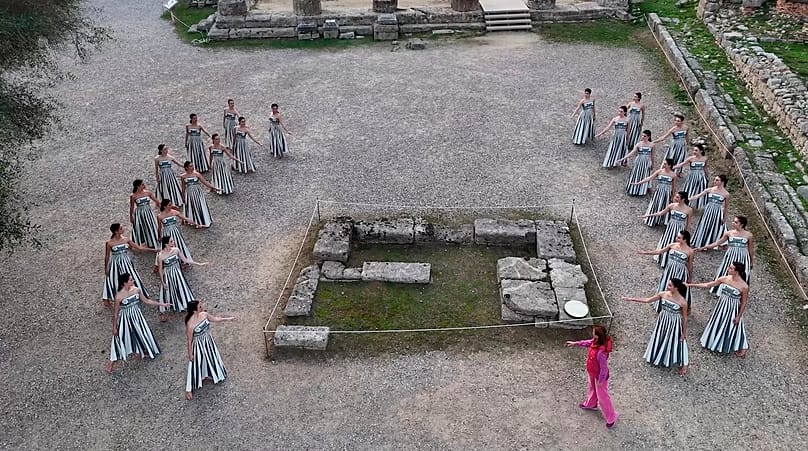 Οι Ιέρειες με την Α. Ιγνατίου μπροστά από τον Ναό της Ήρας