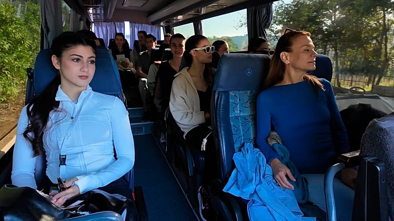 Μέσα στο βανάκι που μεταφέρει την ομάδα