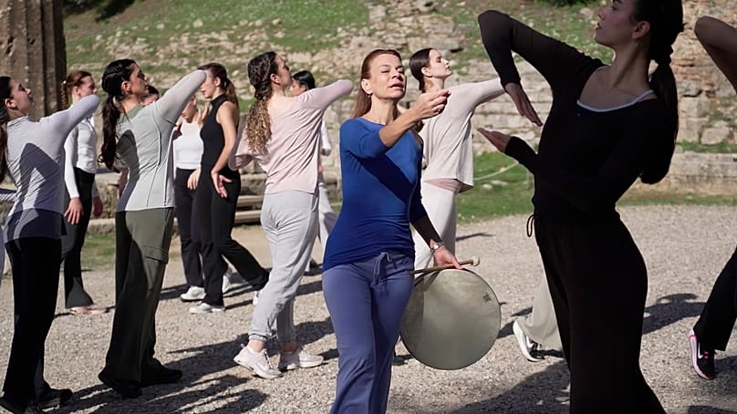 Η Άρτεμις Ιγνατίου δίνει οδηγίες στις Ιέρειες