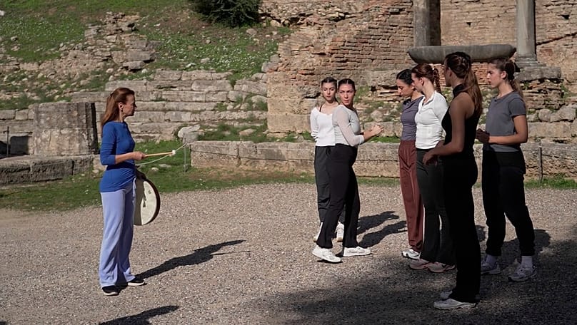 Η Άρτεμις Ιγνατίου (με το τύμπανο) δίνει οδηγίες