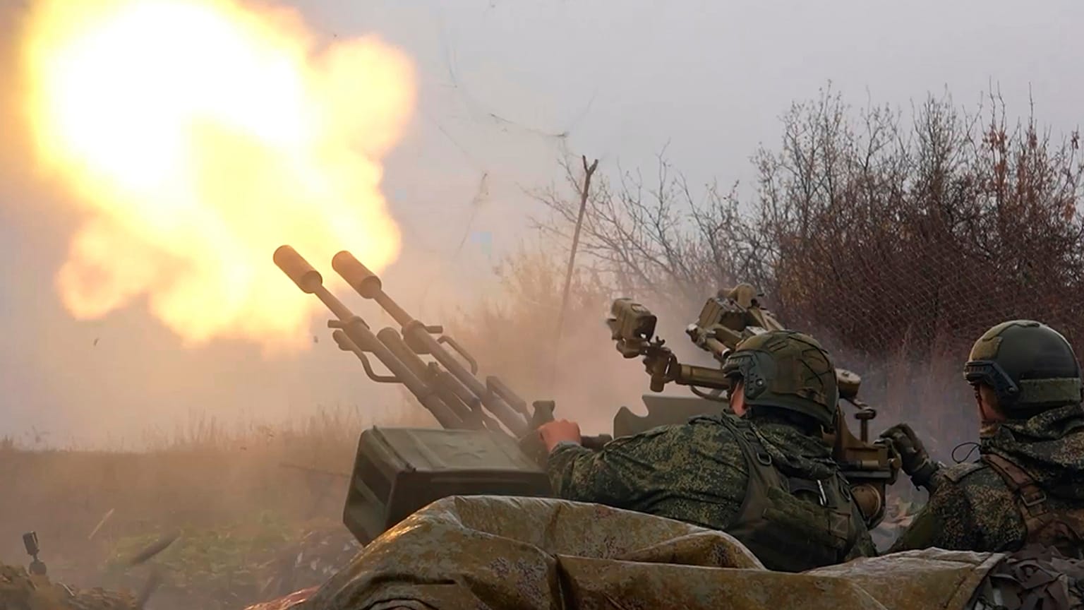 يُطلق جنود الجيش الروسي النار على طائرة مسيّرة أوكرانية في موقع لم يُكشف عنه في أوكرانيا. (جهاز الإعلام بوزارة الدفاع الروسية عبر وكالة أسوشيتد برس)