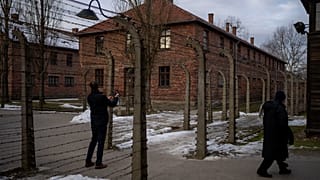 Des visiteurs se rendent au mémorial et musée d'Auschwitz-Birkenau, à Oswiecim, en Pologne, le samedi 25 janvier 2025