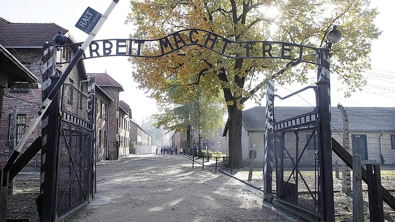 ورودی اردوگاه آشوویتس