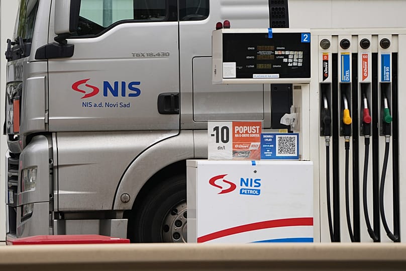 Бензовоз Нефтяной промышленности Сербии (НИС) припаркован на заправочной станции в Панчево, Сербия, четверг, 9 октября 2025 года.