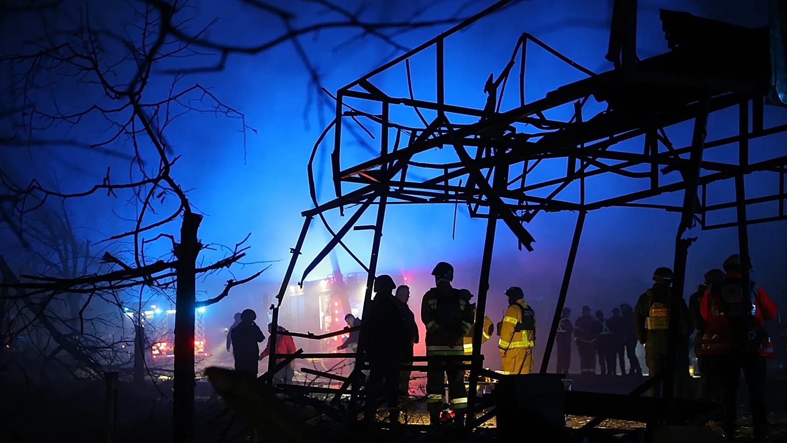 Equipas de resgate trabalham num mercado destruído por um ataque aéreo russo a Zaporizhzhia, 21 de novembro de 2025