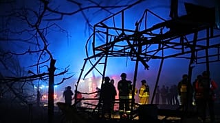 Los equipos de rescate trabajan en un mercado destruido por un ataque aéreo ruso en Zaporiyia, 21 de noviembre de 2025