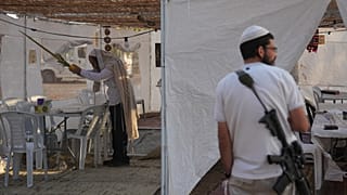 رجل يهودي يصلي خلال عطلة عيد العرش في منطقة بالقرب من الحدود الإسرائيلية-غزة, في جنوب إسرائيل, الخميس, أكتوبر. 9 أكتوبر 2025 