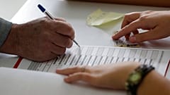 Ein Mann trägt sich in einem Wahllokal in Bosnien in die Wählerliste ein, um seinen Wahlzettel zu erhalten, 2. Oktober 2016