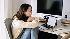 فتاة تستخدم تطبيق "تشات جي بي تي"