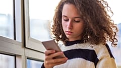 Jüngere stehen der Nutzung generativer KI zunehmend skeptisch gegenüber. Grund: als „unethisch“ empfundene Praktiken.
