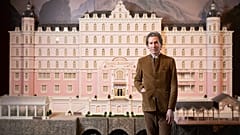Sergide, Anderson'un kişisel arşivlerinden onlarca nesne yer alıyor; bunların çoğu Britanya'da ilk kez sergileniyor.