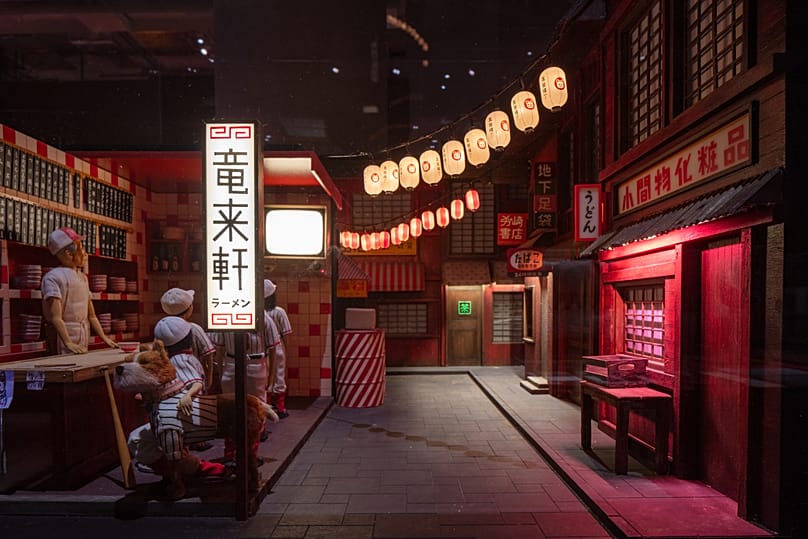 L'exposition réunit plus de 700 objets qui témoignent du soin méticuleux apporté par le réalisateur à l'art du cinéma.