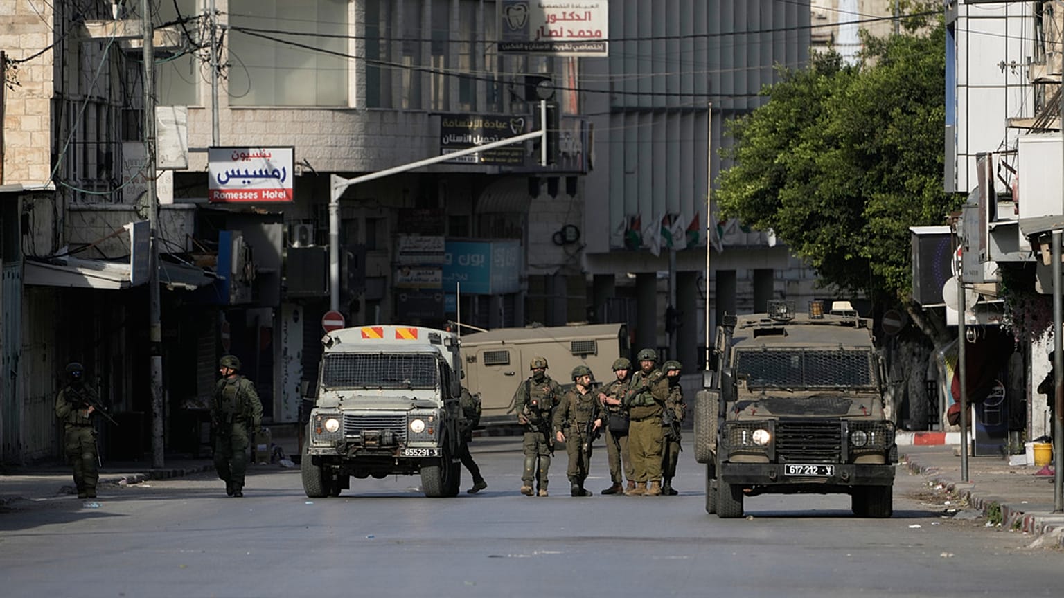 جنود إسرائيليون يوجهون أسلحتهم خلال دورية عسكرية في مدينة نابلس الفلسطينية بالضفة الغربية، الخميس 20 نوفمبر/تشرين الثاني 2025. 