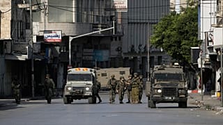 جنود إسرائيليون يوجهون أسلحتهم خلال دورية عسكرية في مدينة نابلس الفلسطينية بالضفة الغربية، الخميس 20 نوفمبر/تشرين الثاني 2025. 