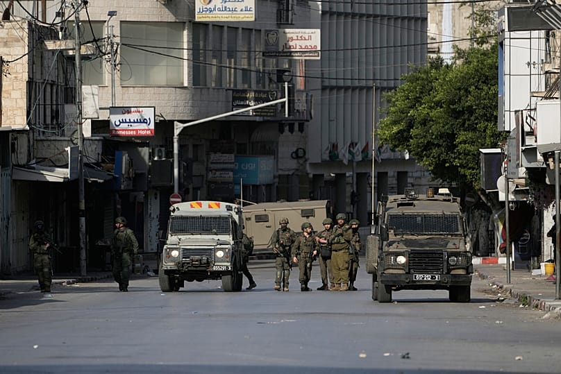 جنود إسرائيليون يوجهون أسلحتهم خلال دورية عسكرية في مدينة نابلس الفلسطينية بالضفة الغربية، الخميس 20 نوفمبر/تشرين الثاني 2025. 