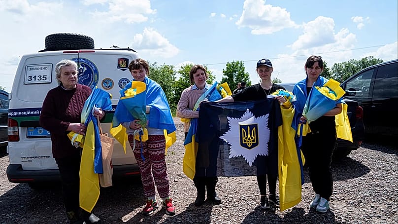 Ukrainische Soldatinnen und Zivilistinnen nachdem sie bei einem Gefangenenaustausch in der Oblast Sumy, 31. Mai 2024, aus der Gefangenschaft freigelassen wurden