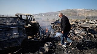 فلسطيني في ساحة احرقت فيه سيارات على يد مستوطنين اسرائليين في الضفة الغربية المحتلة 21 نوفمبر 2025