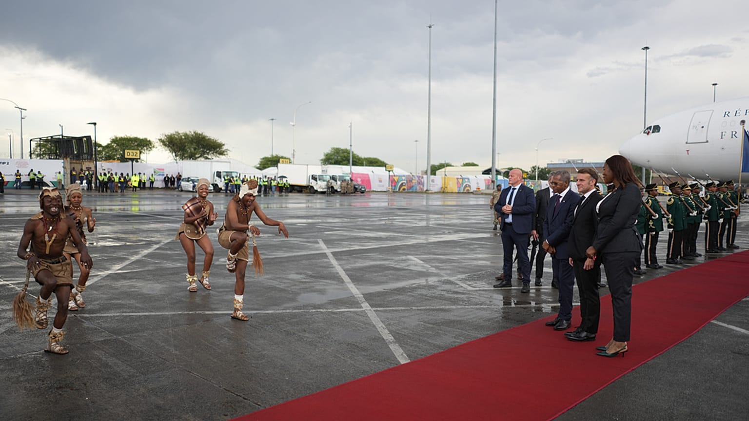 الرئيس الفرنسي إيمانويل ماكرون لدى وصوله إلى مطار أو آر تامبو الدولي في إيكورهوليني، خارج جوهانسبرغ، جنوب أفريقيا، الجمعة 21 نوفمبر/تشرين الثاني 2025.