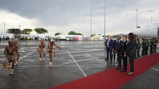 الرئيس الفرنسي إيمانويل ماكرون لدى وصوله إلى مطار أو آر تامبو الدولي في إيكورهوليني، خارج جوهانسبرغ، جنوب أفريقيا، الجمعة 21 نوفمبر/تشرين الثاني 2025.