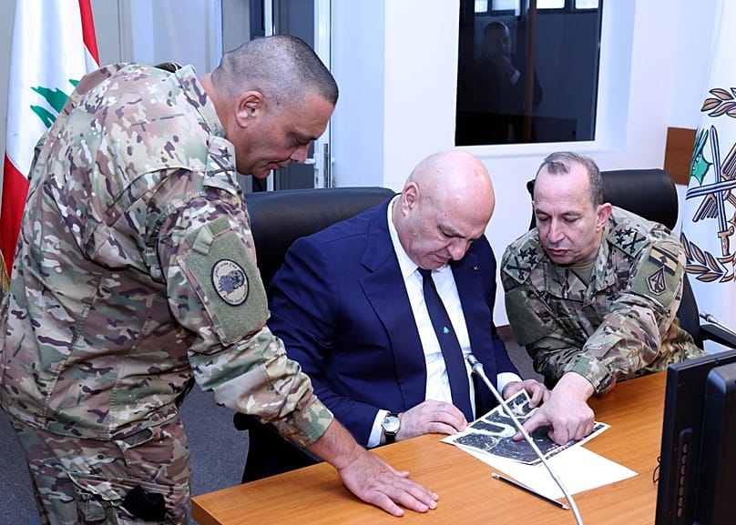 الصورة نشرتها الرئاسة اللبنانية، الرئيس اللبناني جوزاف عون يزور جنوب لبنان برفقة قائد الجيش رودولف هيكل، صور، الجمعة 21 تشرين الثاني/نوفمبر 2025